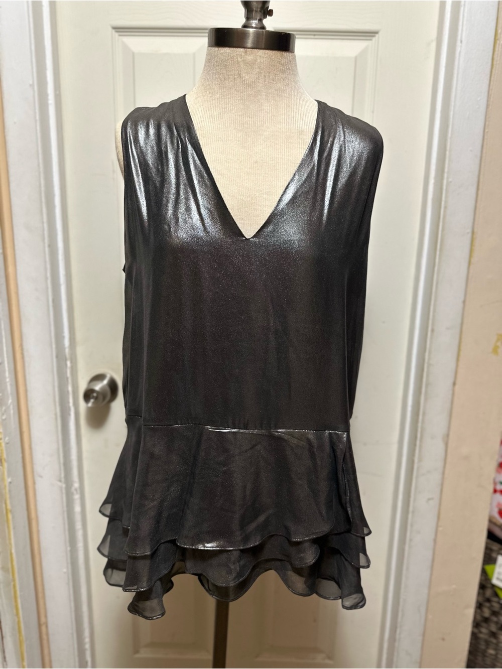 Banana Republic Sleeveless Metallic Black V-Neck Ruffle Hem Top Suze L # 558
